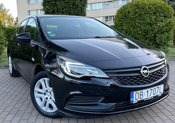 Opel Astra cena 43999 przebieg: 66200, rok produkcji 2017 z Wałbrzych małe 529